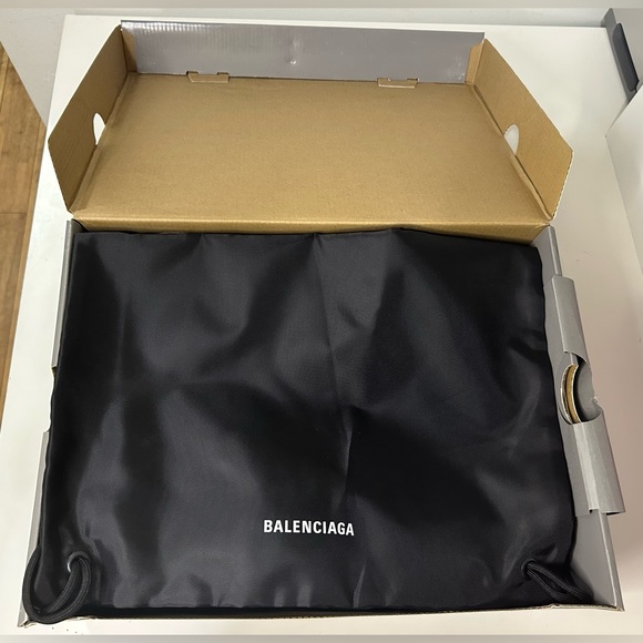 Balenciaga Triple S Low Top Sneakers in Womans Size 39 - Picture 9 of 10